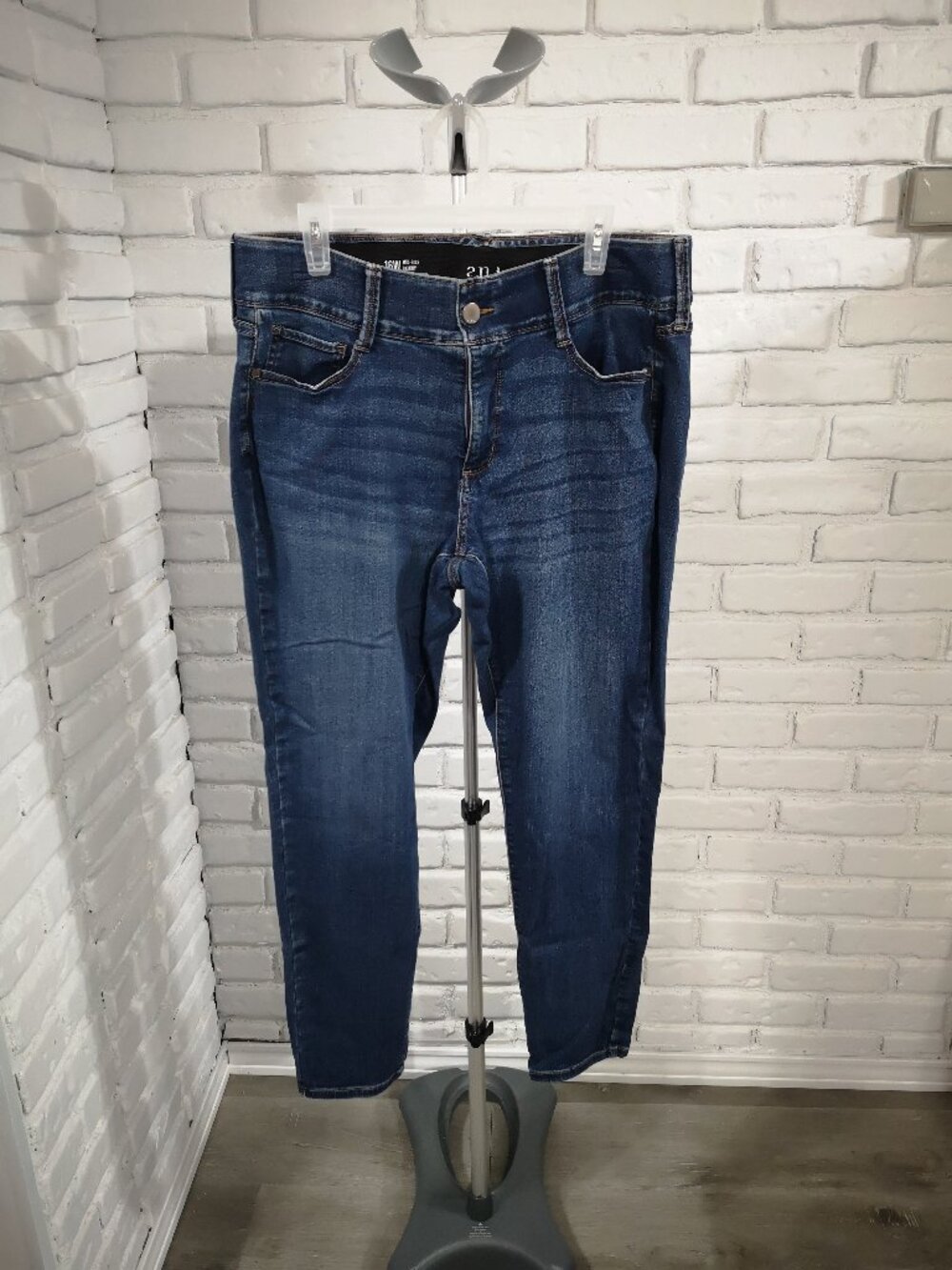 a.n.a. Ladies Size 16W Medium Wash Mid Rise Skinny Zipper & Button Jeans